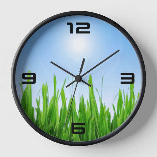 Grüner Grasgarten mit Blau Himmel Design Uhr (Vorderseite)