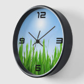 Grüner Grasgarten mit Blau Himmel Design Uhr (Winkel)