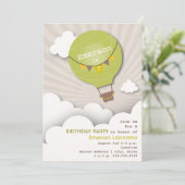 Grüner Heißluftballon und Wolken - Geburtstag der  Einladung (Stehend Vorderseite)