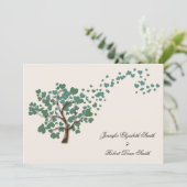 Grüner Herzbaum auf Elfenbeinhochzeit Einladung (Stehend Vorderseite)