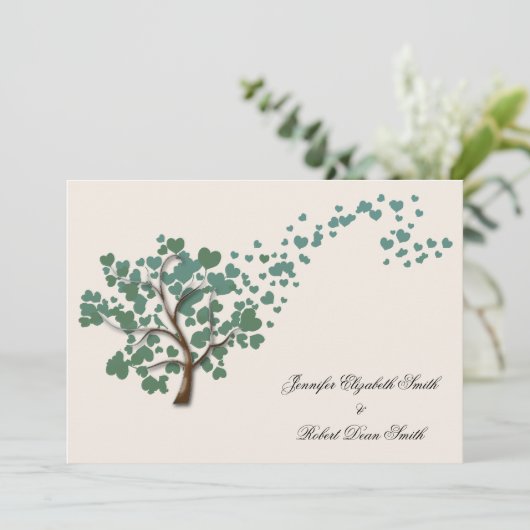 Grüner Herzbaum auf Elfenbeinhochzeit Einladung (Stehend Vorderseite)
