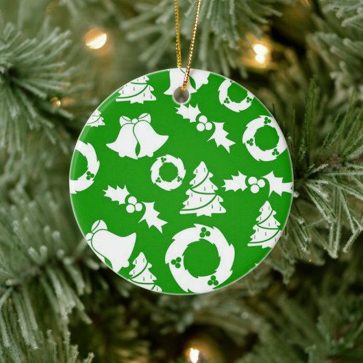 Grüner Hintergrund mit Glocken, Mistletoe und Baum Keramik Ornament (Baum)