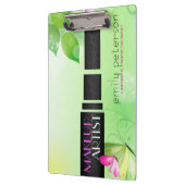 Grüner Hintergrund mit schwarzem Schönheitszeichen Klemmbrett (Links)