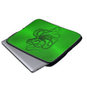 Grüner Hintergrund mit schwarzem Wassertopf Laptopschutzhülle (Vorne Knopf)