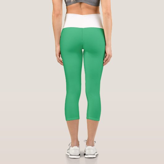 grüner Hintergrund mit weißem Rand Capri Leggings (Rückseite)