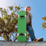 grüner Hintergrund mit weißem Rand Skateboard<br><div class="desc">Das Bild ist ein hellblaues Quadrat mit einer einheitlichen Farbe und einer glatten Textur. Es zeichnet sich durch einen auffallenden visuellen Kontrast vor dem Hintergrund aus.</div>