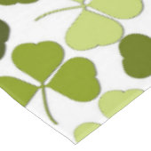 Grüner Klee in verschiedenen Farbtönen Tischdecke (Schrägansicht)