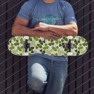 Grüner Klee in verschiedenen Schattierungen Skateboard