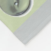 Grüner Knopf auf grünem Muster Fleecedecke (Ecke)