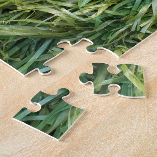 Grüner Kunststoff- oder Fake-Grashintergrund Puzzle (Seite)