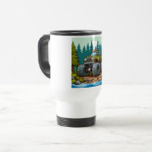 Grüner LKW im Wald Reisebecher (Vorderseite Links)