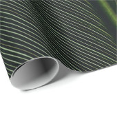 Grüner Metallstab auf schwarz-weiß pinstrix texti Geschenkpapier (Rolleneckpunkt)