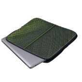 Grüner Metallstab auf schwarz-weiß pinstrix texti Laptopschutzhülle (Vorne Knopf)