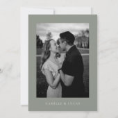 Grüner Minimalistischer Text und Foto Save the Dat Einladung (Rückseite)