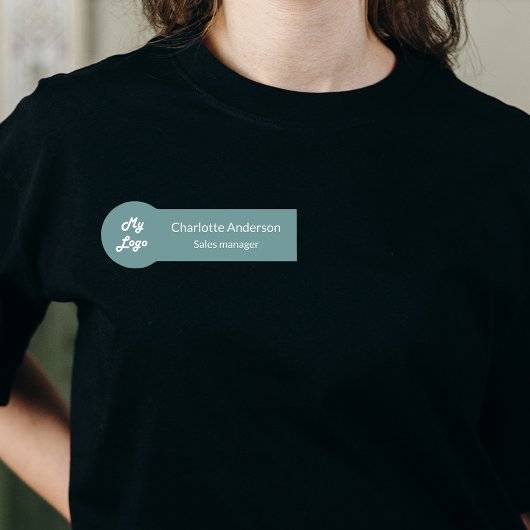 Grüner Mitarbeiter des Cyan-Firmenlogos Namensschild