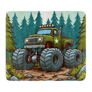 Grüner Monster-Truck im Wald Schneidebrett