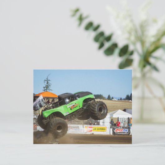 Grüner Monster-Truck in Aktion Postkarte (Stehend Vorderseite)