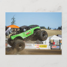 Grüner Monster-Truck in Aktion Postkarte