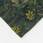 Grüner Moos auf schwarzem Felsen Fleecedecke (Ecke)