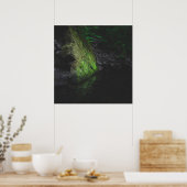 Grüner Moosgestein mit Reflexion im Wasser Poster (Küche)