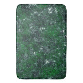 Grüner Pilz auf weißem grauem Fels oder Baumstamm Badematte (Vorderseite Vertikal)