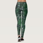 Grüner Pilz auf weißem grauem Fels oder Baumstamm Leggings (Rückseite)