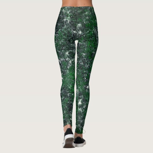 Grüner Pilz auf weißem grauem Fels oder Baumstamm Leggings (Rückseite)