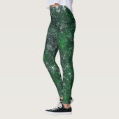 Grüner Pilz auf weißem grauem Fels oder Baumstamm Leggings (Links)
