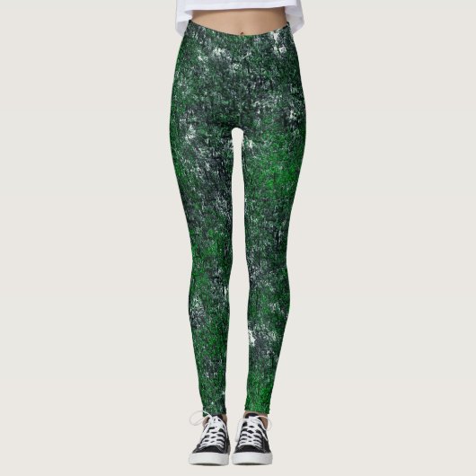 Grüner Pilz auf weißem grauem Fels oder Baumstamm Leggings (Vorderseite)