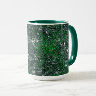 Grüner Pilz auf weißem grauem Fels oder Baumstamm Tasse