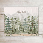 Grüner Pinienwald im Gebirge Fleecedecke