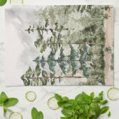 Grüner Pinienwald im Gebirge Geschirrtuch (Gefaltet)