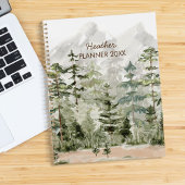 Grüner Pinienwald im Gebirge Planer