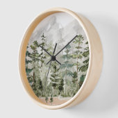 Grüner Pinienwald im Gebirge Uhr (Winkel)