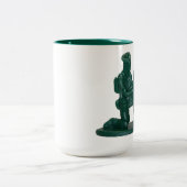 Grüner Plastikarmee-Mann Zweifarbige Tasse (Mittel)