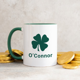 Grüner Shamrock mit individuellem Familiennamen Ir Tasse
