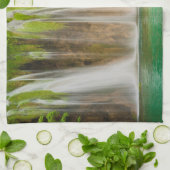 Grüner Sommerwasserfall Handtuch (Gefaltet)