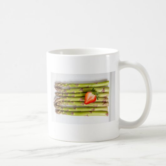 Grüner Spargel mit Erdbeerbeerübersicht Kaffeetasse (Rechts)