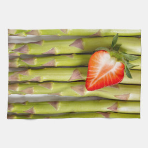 Grüner Spargel mit Erdbeerbeerübersicht Küchentuch