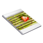 Grüner Spargel mit Erdbeerbeerübersicht Notizblock (Rechte Seite)