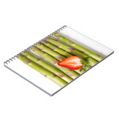 Grüner Spargel mit Erdbeerbeerübersicht Notizblock (Linke Seite)