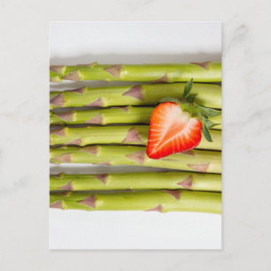 Grüner Spargel mit Erdbeerbeerübersicht Postkarte