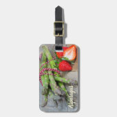 Grüner Spargel mit Erdbeere Gepäckanhänger (Vorderseite vertikal)