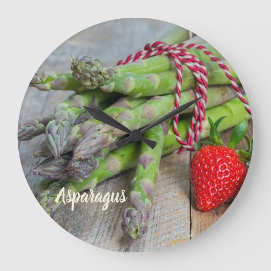 Grüner Spargel mit Erdbeere Große Wanduhr (Vorderseite)