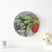 Grüner Spargel mit Erdbeere Große Wanduhr (Zuhause)