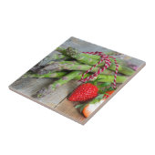 Grüner Spargel mit Erdbeeren auf Holz Fliese (Seite)
