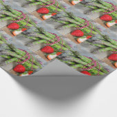 Grüner Spargel mit Erdbeeren auf Holz Geschenkpapier (Ecke)