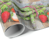 Grüner Spargel mit Erdbeeren auf Holz Geschenkpapier (Rolleneckpunkt)