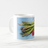 Grüner Spargel mit Erdbeeren auf Holz Kaffeetasse (Vorderseite Links)