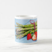 Grüner Spargel mit Erdbeeren auf Holz Kaffeetasse (Mittel)